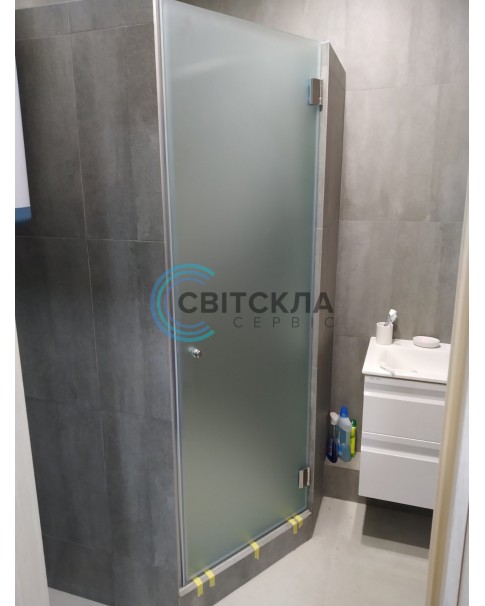 Матові двері в душову кабіну