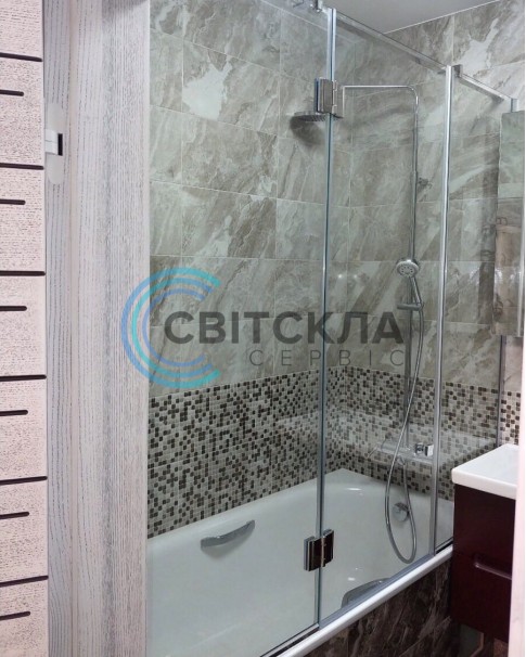 Стеклянная шторка распашная