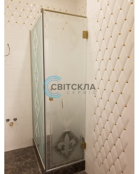 Стеклянная кабина с рисунком