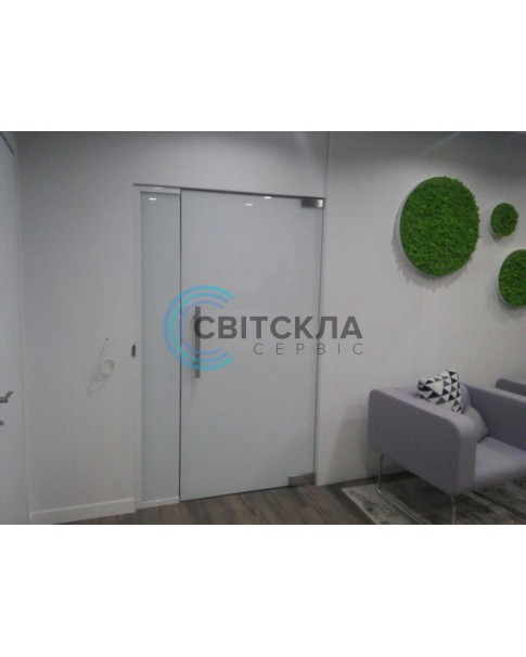 Стеклянная  белая дверь