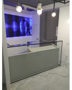 Стеклянная стойка ресепшн
