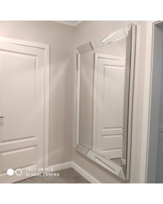 Дзеркало в дзеркальній рамі