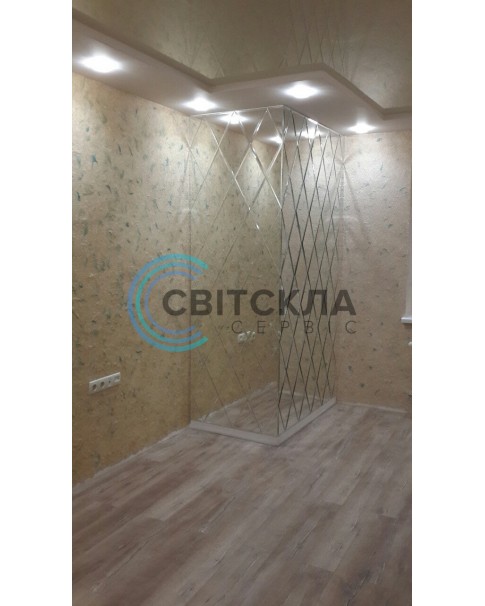 Дзеркальне панно з фацетом