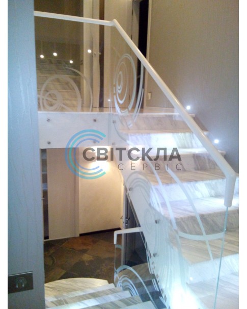 Стеклянные перила с пескоструем